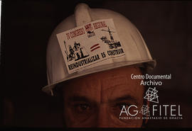 Obrero con una pegatina en el casco del IV Congreso Regional de UGT &quot;Reindustrializar es con...