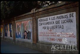 Mural reivindicativo de homenaje a los pueblos de Centroamérica que luchan por su libertad