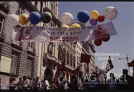 Manifestación del 1º de Mayo de 1992 en Madrid. Militantes de UGT con banderines y pancartas