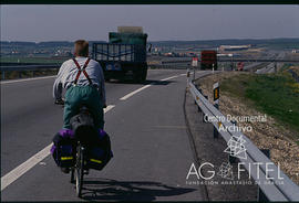 Persona en bicicleta en carretera