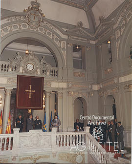 Acto de entrega de un premio a Manuel Fernández López en la sede del Parlamento del Principado de Asturias