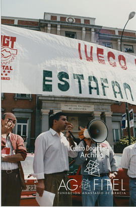 Concentración de trabajadores de Iveco-Pegaso ante el INI