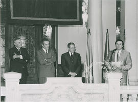Acto de entrega de un premio a Manuel Fernández López en la sede del Parlamento del Principado de Asturias