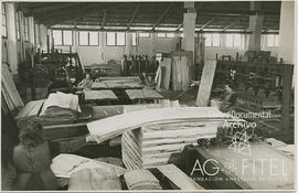 Operario en el proceso de fabricación de tableros en una nave de la fábrica de madera Villarrasa en Valencia