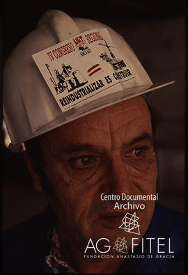 Obrero con una pegatina en el casco del IV Congreso Regional de UGT &quot;Reindustrializar es construir&quot;