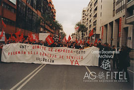 Manifestación en protesta por los despidos en la factoría de cerámica Pickman-La Cartuja