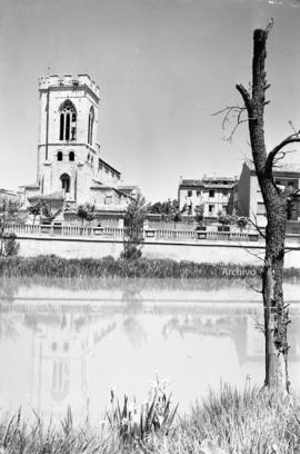 Vista del río Carrión con iglesia de San Miguel destacando sobre Palencia en la otra orilla