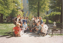 Delegación de jóvenes de UGT ante la tumba de Olof Palme