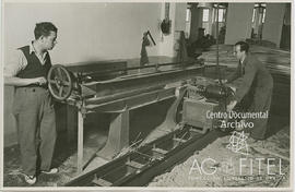 Operario en el proceso de fabricación de tableros en una nave de la fábrica de madera Villarrasa en Valencia