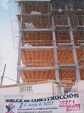 Edificio en construcción con una pancarta sobre la Huelga en Construcción anunciada el 2 de marzo de 2001