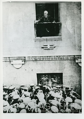 Pablo Iglesias asomado a un balcón