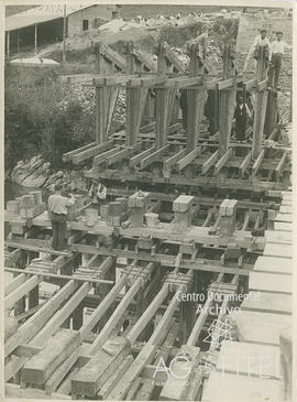 Construcción de un puente con estructura de  hormigón sobre el curso de un río