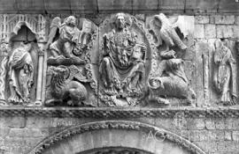 Vista de relieve con Pantocrátor en portada de iglesia de Santiago en Carrión de los Condes (Palencia)