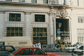 Puerta del Edificio de Telefónica con pegatinas de los sindicatos en su fachada