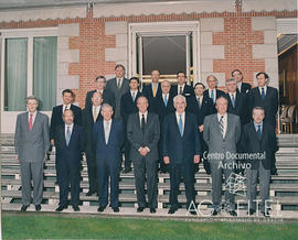 Fotografía de grupo con el rey Juan Carlos I frente al Palacio de la Zarzuela