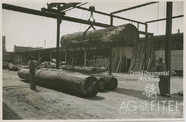 Operario en el proceso de fabricación de tableros en una nave de la fábrica de madera Villarrasa ...
