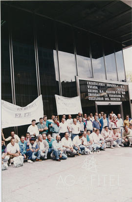 Concentración de trabajadores de Funditubo frente a la sede de la empresa en Madrid
