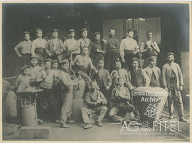 Retrato de un grupo de trabajadores de La Maquinista Terrestre y Marítima tomada en las instalaciones de la Barceloneta