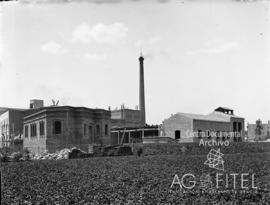 Exterior de la fábrica de aprovechamiento de estaño Pujol, Comabella y Cía..