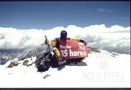 Montañero con la pancarta «Per 35 horas»