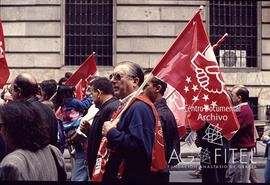 Manifestación de jubilados y pensionistas portando banderas de UGT Madrid